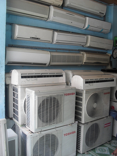 A white machine in a roomDescription automatically generated